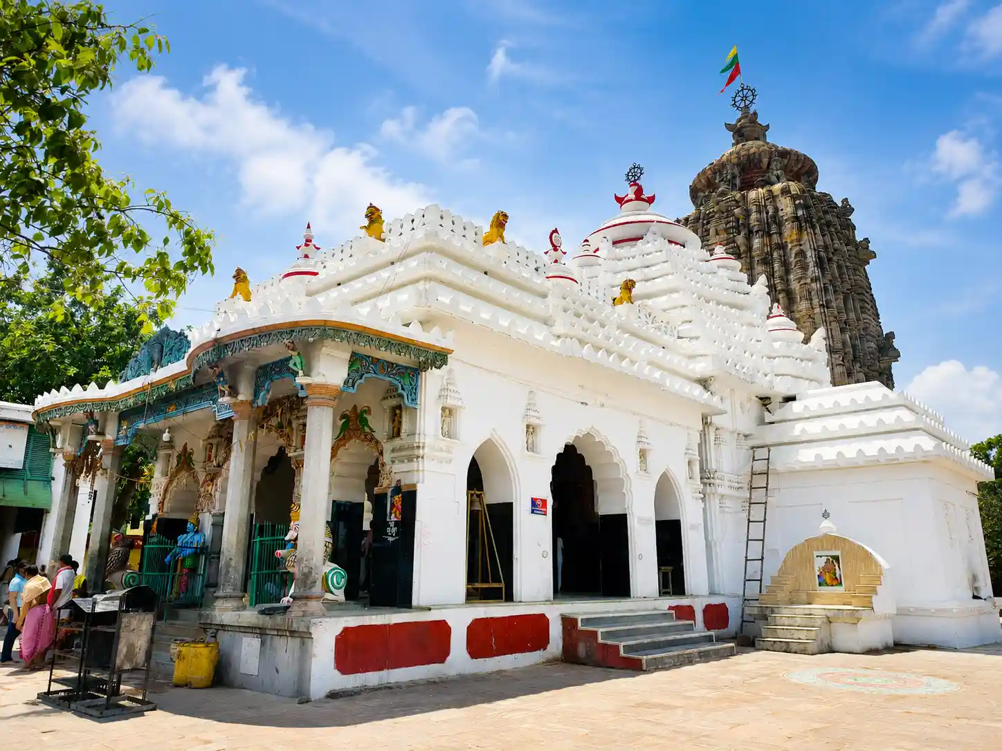 Where is Sakshi Gopal Temple located