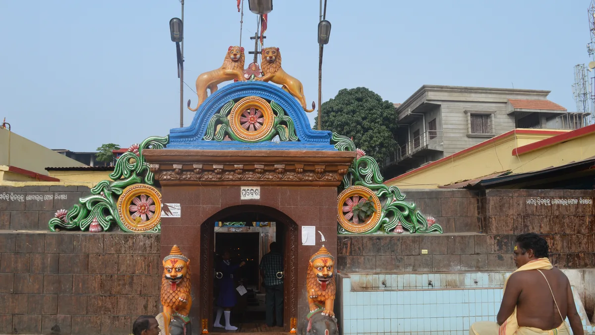 Front entrance and ornate gate of Kataka Chandi Temple in Kataka | localdrive