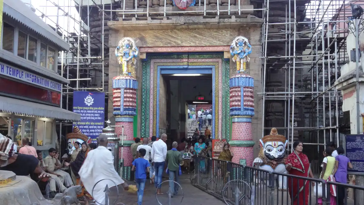 Devotees in plain jeans, casual shirts, and traditional sarees entering through Singhadwara at Puri Jagannath Temple